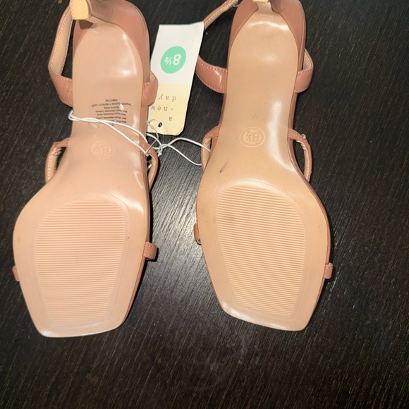 Elegant Tan Strappy Sandals - Picture 4 of 4